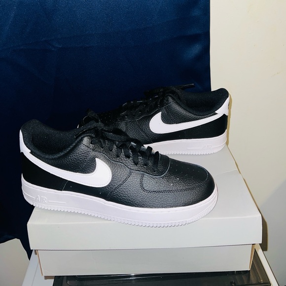 NIKE AIR FORCE 1 it’s a size 11.5 in men’s and a size 13 in women’s it’s new. - Picture 3 of 8